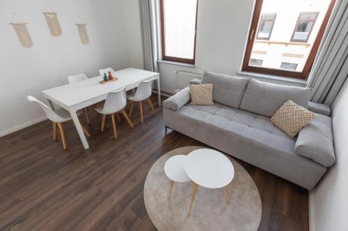 sala de estar con sofá y mesa en Koje Eins I Großes Apartment mit 2 Schlafzimmern, en Bremerhaven