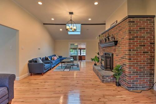 Ruang duduk di Pocono Home with Hot Tub, Fireplace and Game Room!