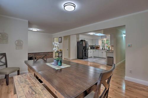 Dapur atau dapur kecil di Pocono Home with Hot Tub, Fireplace and Game Room!