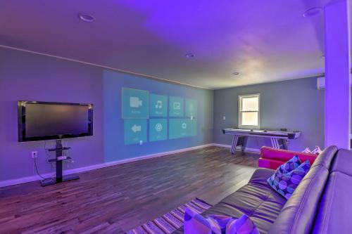 Televisyen dan/atau pusat hiburan di Pocono Home with Hot Tub, Fireplace and Game Room!