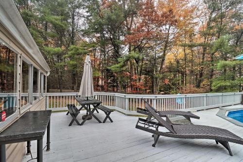 Kolam renang di atau dekat dengan Pocono Home with Hot Tub, Fireplace and Game Room!