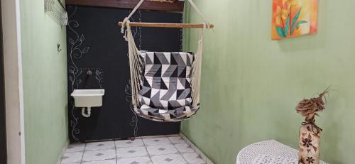 łazienka z hamakiem wiszącym na ścianie w obiekcie Espaço Aconchego com ar-condicionado e amplo jardim w mieście Caraguatatuba