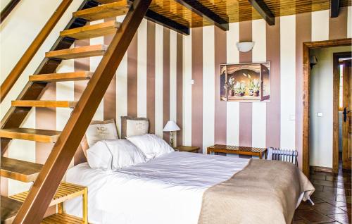 1 dormitorio con 1 cama y escalera de madera en Gorgeous Home In Navarredonda De Gredos With Outdoor Swimming Pool, en Navarredonda de Gredos