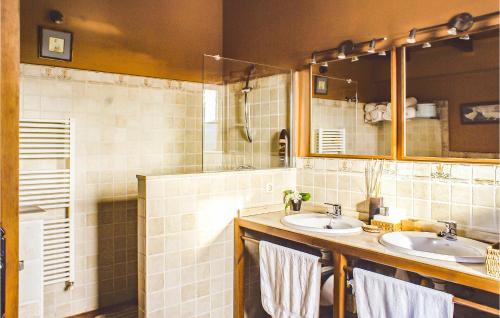 a bathroom with two sinks and a shower at 3 Bedroom Beautiful Home In Navarredonda De Gredos in Navarredonda de Gredos