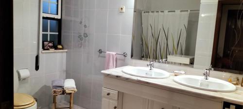 ein Badezimmer mit 2 Waschbecken und einem Spiegel in der Unterkunft AFIFE "Porta da Alegria" in Viana do Castelo