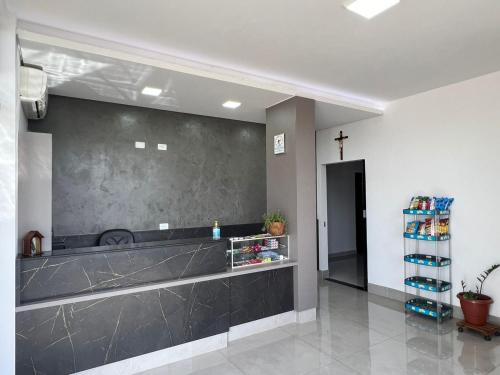 eine Kirchenlobby mit einem Kreuz an der Wand in der Unterkunft Residence Hotel Ltda in Paiçandu