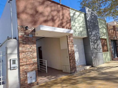 einem externen Blick auf ein Gebäude mit einer Garage in der Unterkunft Pirkas Departamentos in San Juan