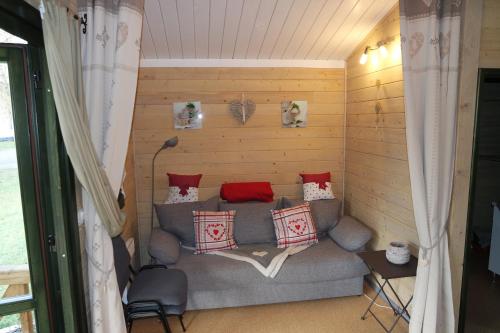 una piccola camera con divano in una casa di Chalet Hertzland a Ranspach