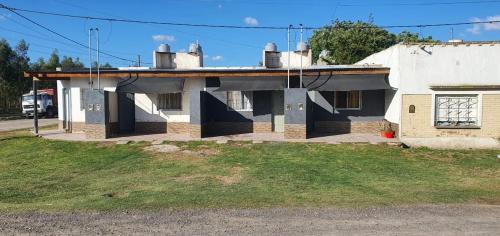 una casa que está sentada al lado de una calle en Departamentos ramallo, en Ramallo