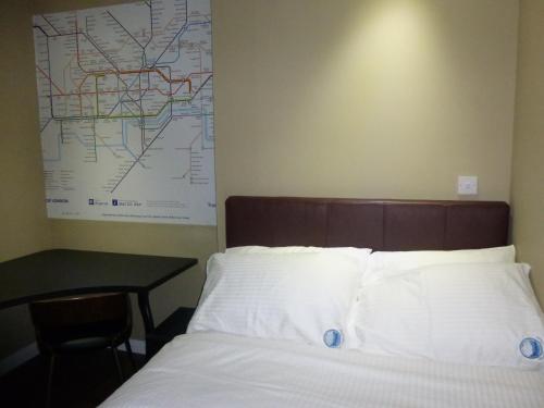 Ein Bett oder Betten in einem Zimmer der Unterkunft Dreams Hotel