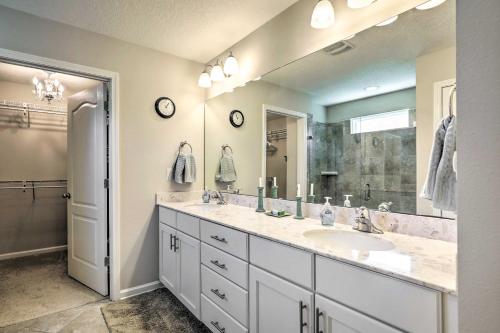 une salle de bain avec un lavabo et un grand miroir dans l'établissement Cozy St Augustine Bungalow Less Than 7 Mi to Beaches!, à Saint Augustine