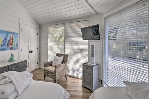 Ένα ή περισσότερα κρεβάτια σε δωμάτιο στο Ocean-View Treetop Escape with Fire Pit!