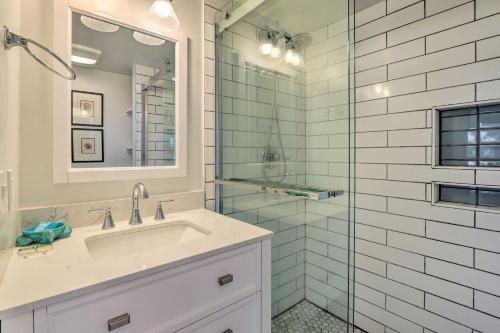 Ένα μπάνιο στο Ocean-View Treetop Escape with Fire Pit!