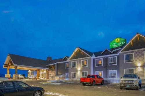 a hotel with cars parked in a parking lot at La Quinta by Wyndham Belgrade - Bozeman Airport in Belgrade