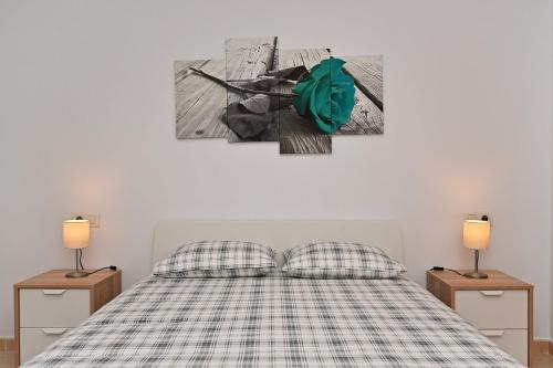 a bedroom with a bed with two night stands and two lamps at Alojamiento Alcantara in Alora