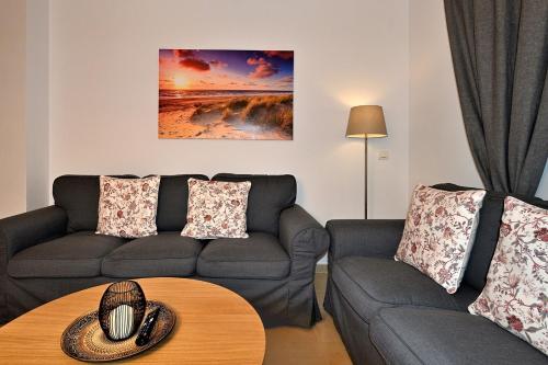 a living room with a couch and a table at Alojamiento Alcantara in Alora