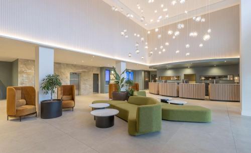 een lobby met banken en stoelen en een wachtkamer bij Radisson Blu Hotel Dublin Airport in Cloghran