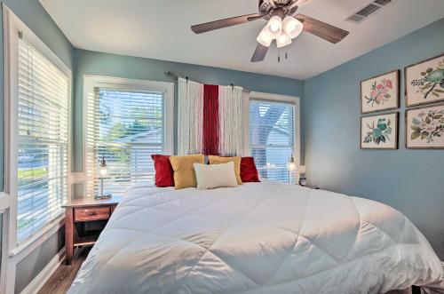 Una cama o camas en una habitación de Aggie Game Day Retreat about 1 Mi to Texas A and M!