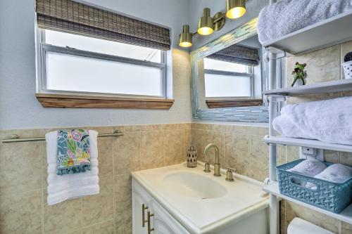 W łazience znajduje się umywalka i lustro. w obiekcie Merritt Island Home Fire Pit and Canal Access! w mieście Merritt Island