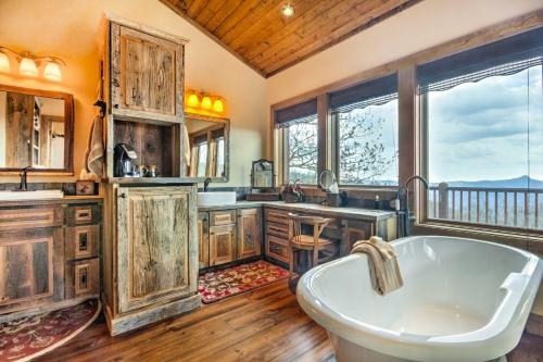 La salle de bains est pourvue d'une baignoire et d'un lavabo. dans l'établissement Luxury Sapphire Cabin Mtn Views and Resort Access!, à Sapphire