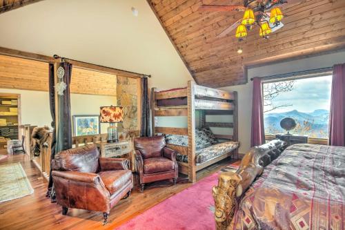 - une chambre avec un lit, des lits superposés et une chaise dans l'établissement Luxury Sapphire Cabin Mtn Views and Resort Access!, à Sapphire