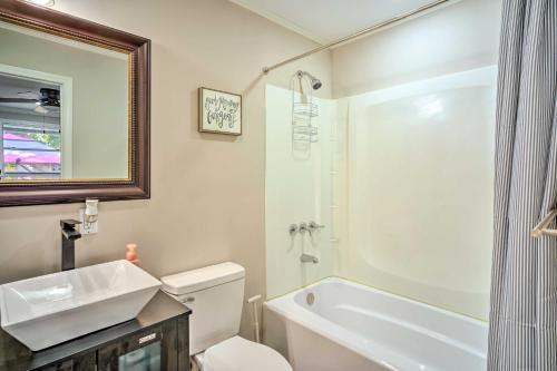 uma casa de banho com um WC, um lavatório e uma banheira em Blue Cottage in the Bayou with Private Yard! em Baton Rouge