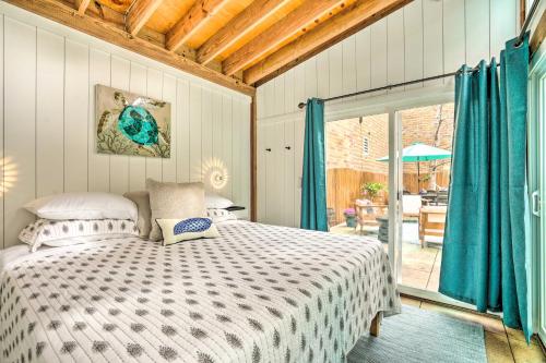 1 dormitorio con 1 cama y puerta corredera de cristal en Luxury Spa Retreat Private Courtyard and More!, en Hastings
