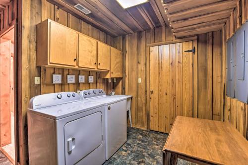 una cocina con lavadora y mesa en Serene Lewisburg Lakefront Retreat with Dock, en Lewisburg