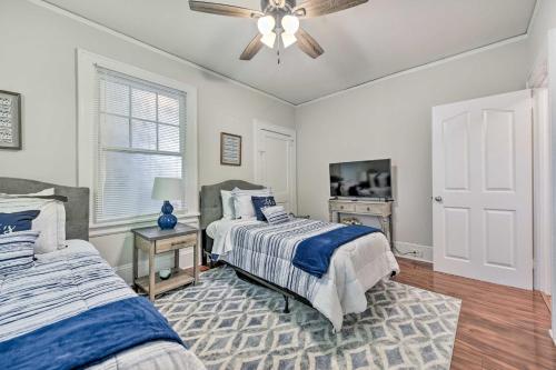 - une chambre avec 2 lits et un ventilateur de plafond dans l'établissement Charming Charlotte Abode with Deck and Fire Pit!, à Charlotte