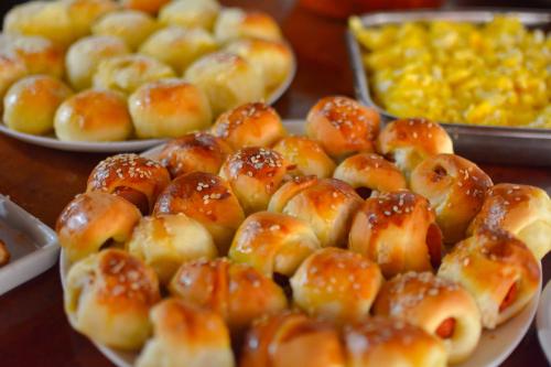 a bunch of buns on plates on a table at Pousada da praça in Morro de São Paulo