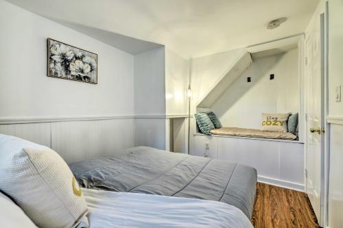 1 dormitorio con cama y escalera en Bright Tobyhanna Gem Fire Pit, 14 Mi to Skiing!, en Tobyhanna