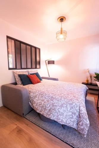 une chambre avec un lit et un canapé dans l'établissement Le Cocon-T2-40m2-Centre ville 10min Disney, à Bussy-Saint-Georges