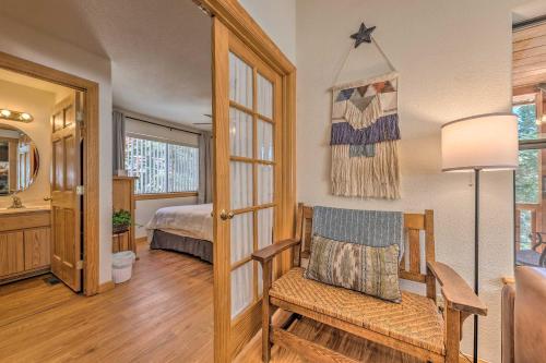 Sala de estar con silla y dormitorio en Charming Coppertop Cloudcroft Cabin 3 Mi to Ski, en Cloudcroft