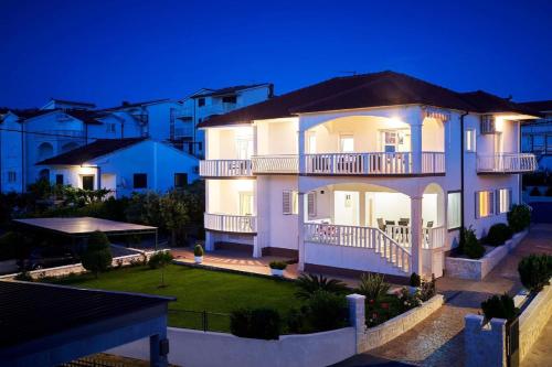 Apartments by the sea Okrug Gornji, Ciovo - 20055