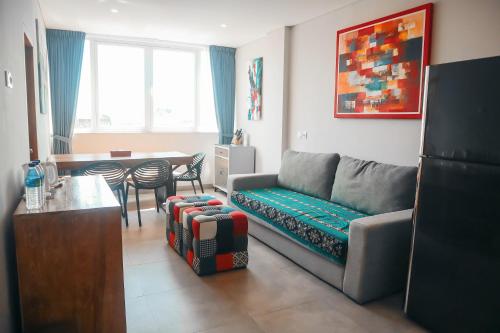 ein Wohnzimmer mit einem Sofa und einem Tisch in der Unterkunft Harbour Komodo Hotel in Labuan Bajo