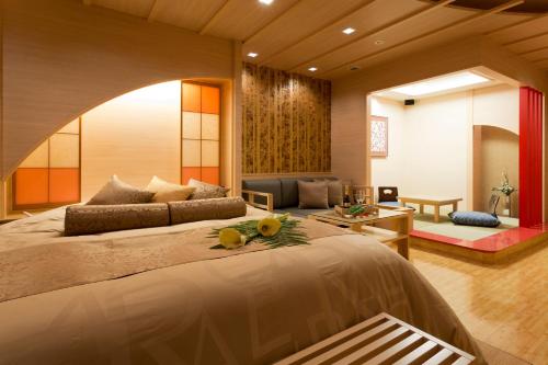 1 dormitorio con 1 cama grande y sala de estar en ホテルウォーターゲート岡山, en Okayama