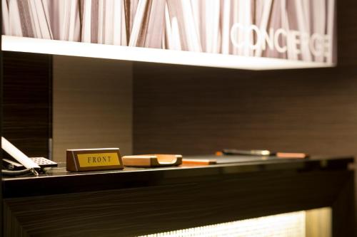 岡山市にあるホテルウォーターゲート岡山の果実の看板が載ったテーブル