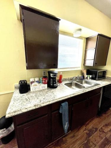 Η κουζίνα ή μικρή κουζίνα στο New! Fun just 20 min from Dallas 3-BRM Home