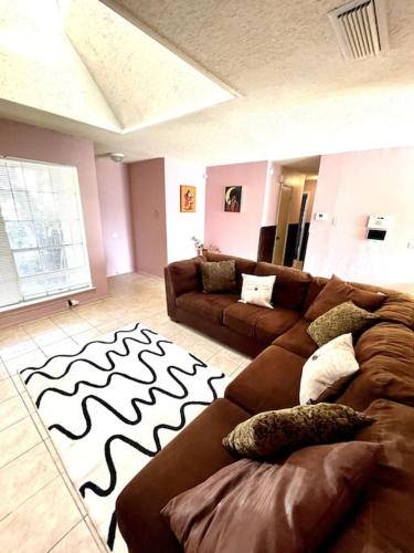 Χώρος καθιστικού στο New! Fun just 20 min from Dallas 3-BRM Home