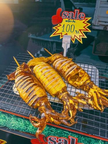 a bunch of food sitting on a grill at The Harbour Front Hotel in Suratthani