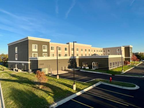 a large building with a street in front of it at La Quinta by Wyndham Bannockburn-Deerfield in Bannockburn