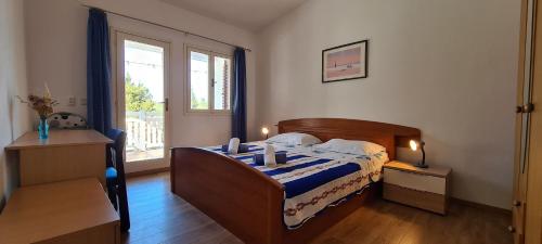 um quarto com uma cama e uma grande janela em Apartment Close to the beach em Stari Grad