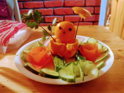 un plato de comida con verduras en una mesa en Mowgli Town Homestay/Resort, en Nainital