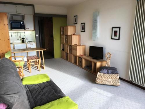 ein Wohnzimmer mit einem Sofa und einem TV in der Unterkunft Studio Villard-de-Lans, 1 pièce, 4 personnes - FR-1-689-60 in Villard-de-Lans