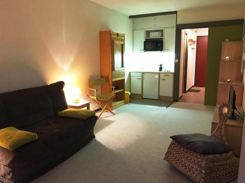ein Wohnzimmer mit einem Sofa und einer Küche in der Unterkunft Studio Villard-de-Lans, 1 pièce, 4 personnes - FR-1-689-60 in Villard-de-Lans