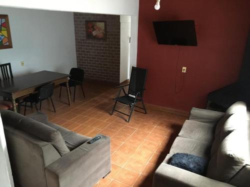 ein Wohnzimmer mit einem Sofa und einem Tisch in der Unterkunft N6-CASA CÉNTRICA 2 DORMITORIOS Con AIRE ACONDICIONADO in Artigas