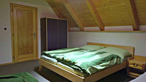 เตียงในห้องที่ Chalupka na Orave