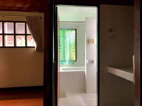 bagno con doccia e porta in vetro di Utopia Resort a Lamai Beach