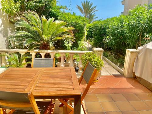 Cannes - Beachfront with private garden - Palm Beach Croisette