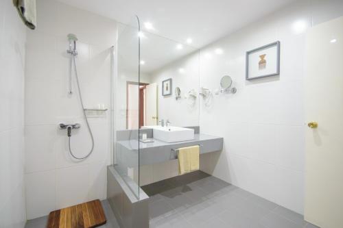 A bathroom at Oasis Porto Grande